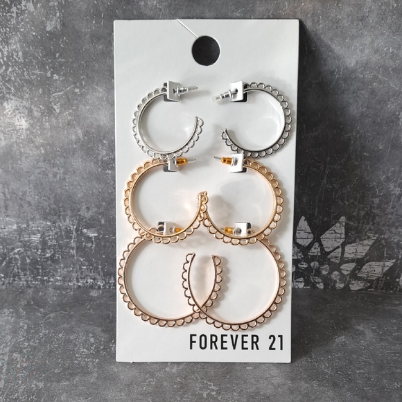 Forever 21 Triple-Tone Scalloped Hoop Earrings - Picture 1 of 4